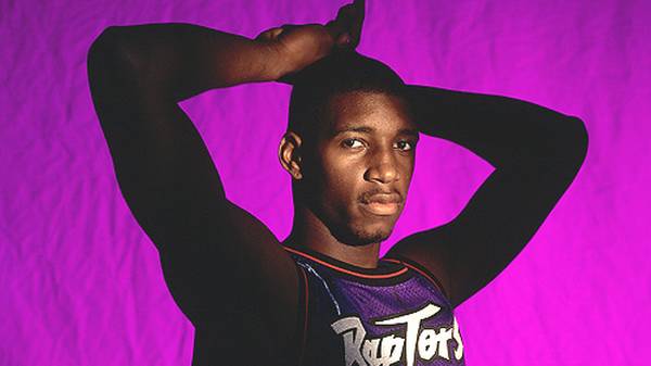 Im Jahr 1997 im Hochzeitalter der High-School-Phänomene kommt der schmächtige Teenager mit der großen Explosivität als neunter Pick des NBA-Drafts zu den Toronto Raptors
