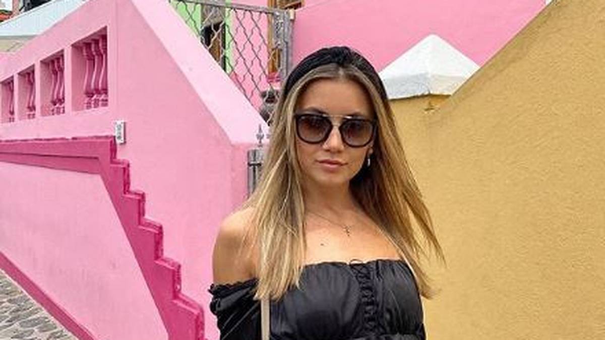 Evelyn Konrad, Freundin von Davie Selke, posiert vor einem ziemlich kunterbunten Haus