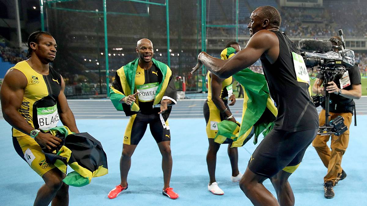 Nach seinem neunten Olympischen Gold legt er ein Tänzchen vor den Staffel-Kollegen hin