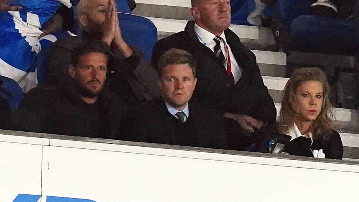 Eddie Howe (Mitte) besuchte am vergangenen Wochenende gemeinsam mit Staveley (rechts) das Spiel gegen Brighton & Hove Albion