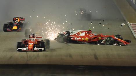 Kimi Räikkönen (r.) und Sebastian Vettel (M.) kamen sich in Singapur gegenseitig in die Quere