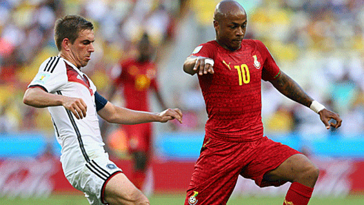 Dennoch ist die Stimmung um das DFB-Team merklich gedämpft. Vor allem Philipp Lahms Rolle im defensiven Mittelfeld wird nach seinem Fehler vor dem Gegentor zum 1:2 gegen Ghana heftig diskutiert