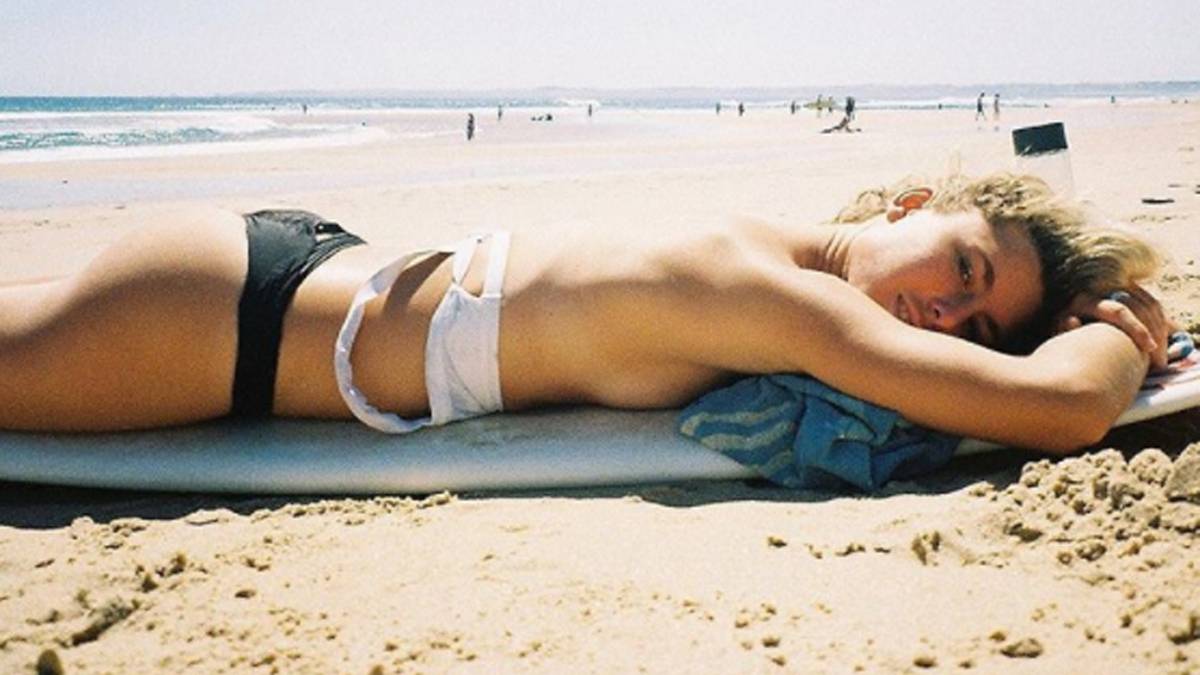 Sonnenbrandgefahr! Nikki van Dijk kann auch beim Sonnenbad nicht auf ihr Arbeitsgerät verzichten. Beim doch sehr hellen Teint der Australierin bleibt nur zu hoffen, dass sie zuvor zu einer Sonnencreme mit hohem Lichtschutzfaktor gegriffen hat