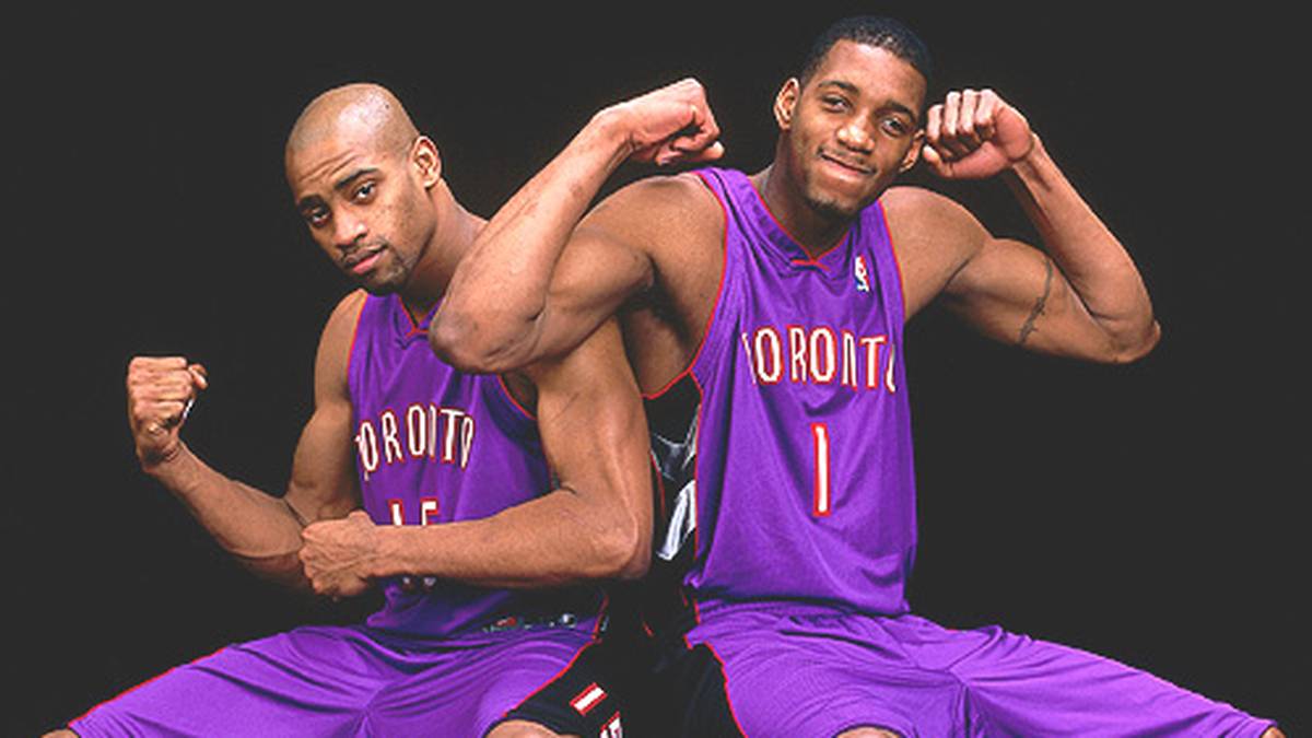 Dort lernt er zunächst zwei Jahre hinter seinem Cousin dritten Grades. Dirk Nowitzkis heutiger Mitspieler Vince Carter (l.) kümmert sich um den extrem talentierten Guard/Forward