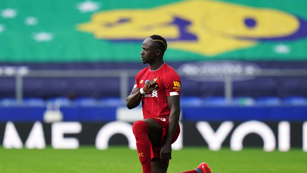 Mane vergisst Knie-Geste