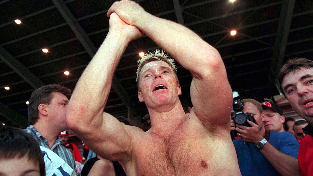 HELMUT RAHNER begründete zwischen 1991 und 1996 seinen zweifelhaften Ruf als Abwehr-Eisenfuß: 50 Gelbe, eine Rote und eine Ampel in 151 Ligaspielen. Später in Nürnberg, aber auch bim schottischen FC Kilmarnock und für Reggina Calcio in Italien im Einsatz