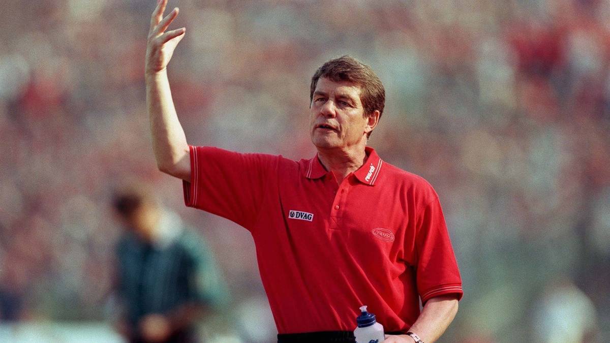 VORGETÄUSCHTE VERLETZUNG: Im Herbst 1998 unterläuft Otto Rehhagel ein folgenschwerer Fehler. Im Spiel des 1. FC Kaiserslautern gegen den VfL Bochum wechselt der Trainer des Meisters mit dem Nigerianer Pascal Ojigwe kurz vor der Pause einen Nicht-Europäer ein