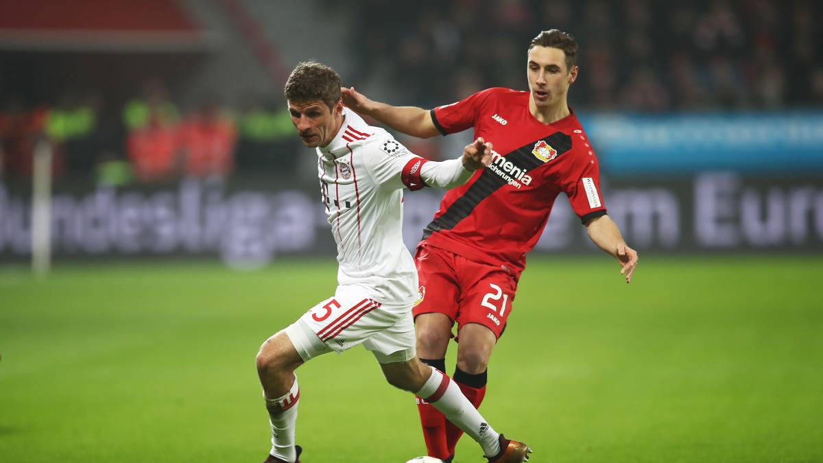 THOMAS MÜLLER: Der Kapitän spielt überraschend für Robert Lewandowski in der Spitze anstelle des eigentlich erwarteten Neuzugangs Sandro Wagner. Reibt sich vorne auf, hohes Laufpesnum und an fast allen gefährlichen Aktionen beteiligt. Pech bei 18-Meter-Schuss, der knapp vorbei geht (57.). SPORT1-Note: 2,5
