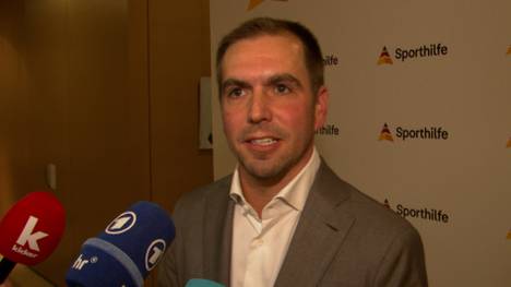 Weltmeister-Kapitän Philipp Lahm spricht bei SPORT1 nach einer wackligen WM-Quali über den Zustand der Nationalmannschaft. 