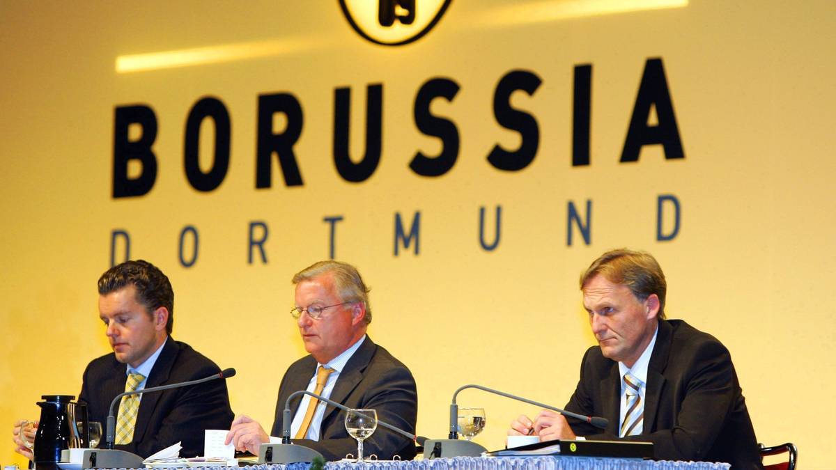 Im Herbst 2004 muss Watzke den BVB-Mitgliedern gestehen, ein Minus von 67,7 Millionen Euro gemacht zu haben. Zu diesem Zeitpunkt hat der Verein einen Schuldenstand von 118,8 Mio. Euro. Kurz später erklärt Präsident Gerd Niebaum seinen Rücktritt. Neuer BVB-Boss wird Reinhard Rauball