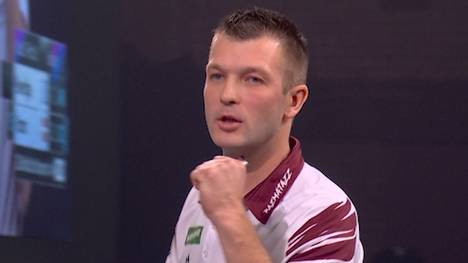 Madars Razma überzeugt beim 3:1 gegen Darren Beveridge in der zweiten Runde der Darts-WM nicht nur am Board, sondern auch die SPORT1-Kommentatoren Basti Schwele und Robi Marijanovic.