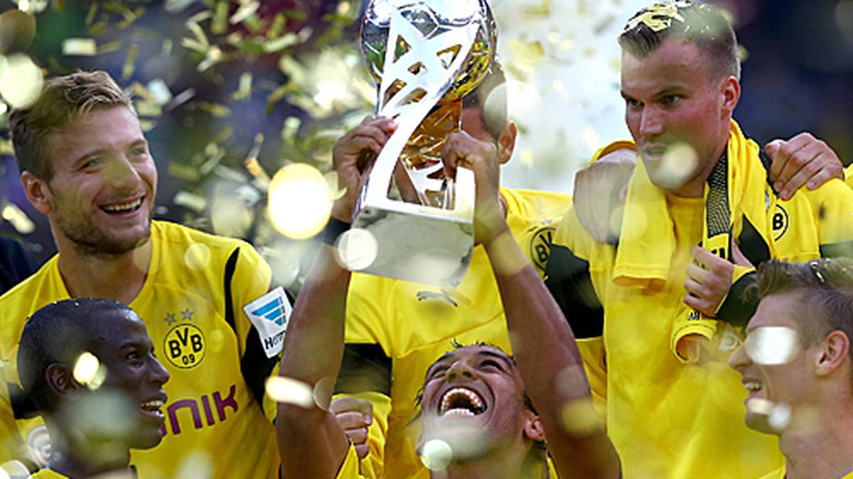 Dortmund schnappt sich gegen den Erzrivalen aus München den ersten Titel der Saison. Pierre-Emerick Aubameyang reckt stolz den Supercup in die Höhe. Doch das war nur der zweitschönste Jubel Aubameyangs an diesem Abend. SPORT1 erklärt den legendären Spiderman-Jubel des BVB-Stürmers
                  
                  
                  
                  
                  