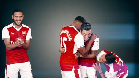 Mesut Özil (2.v.r.) mit seinen Arsenal-Teamkollegen Lukas Perez, Alex Oxlade-Chamberlain und Granit Xhaka (v.l.)