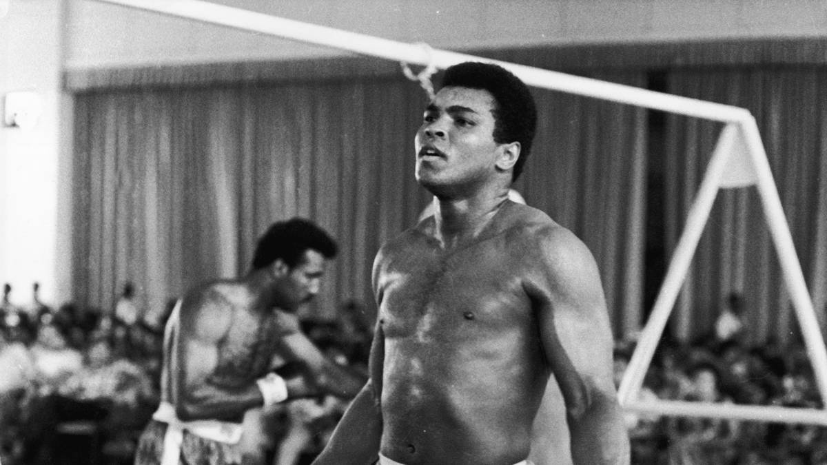 MUHAMMAD ALI: Ihn muss man nicht vorstellen, er ist einfach nur "The Greatest of all Times" und hat auch schon in Frankfurt geboxt. Am 10. September 1966 forderte ihn der deutsche Europameister Karl Mildenberger heraus – es war das erste Live-Sportereignis im Farbfernsehen