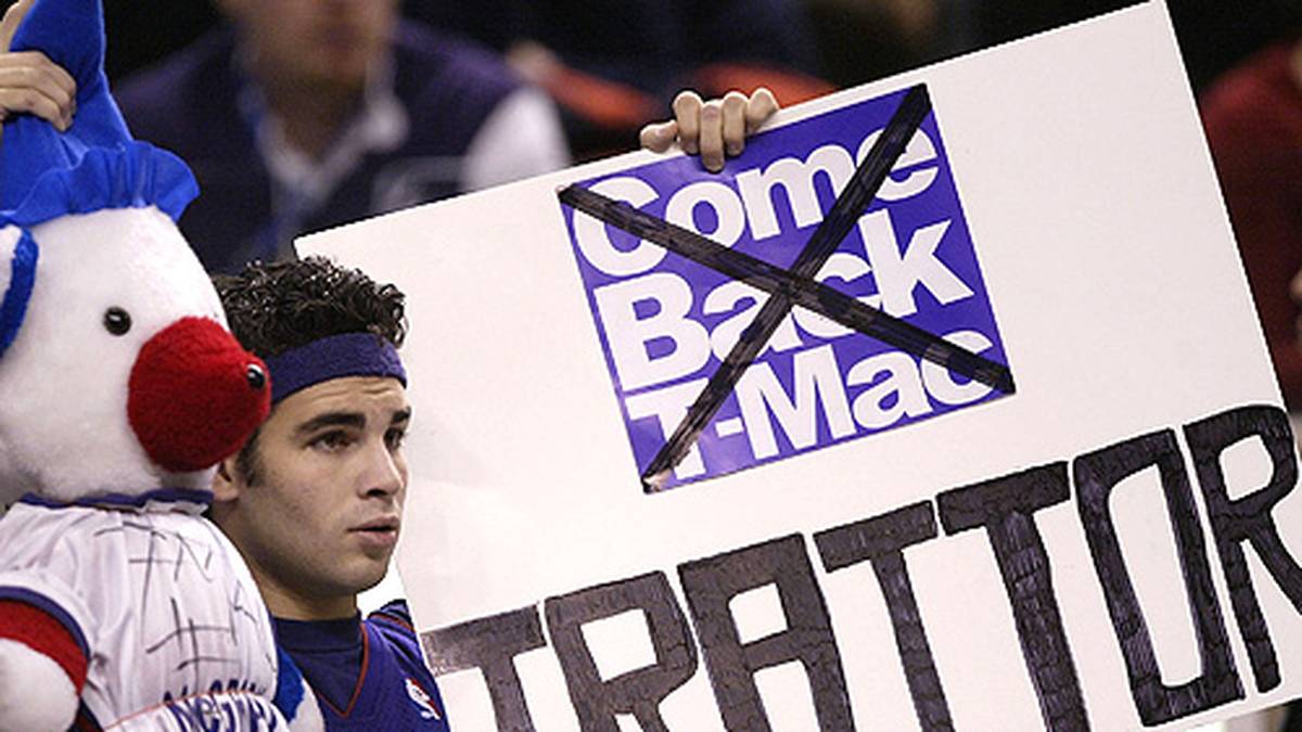 McGrady will aber aus Carters langem Schatten heraustreten. Deshalb wechselt er danach zu den Orlando Magic, die mit ihm und Grant Hill wieder die Spitze der Eastern Conference anstreben. Die Fans in Toronto sind von dem "Verräter" enttäuscht