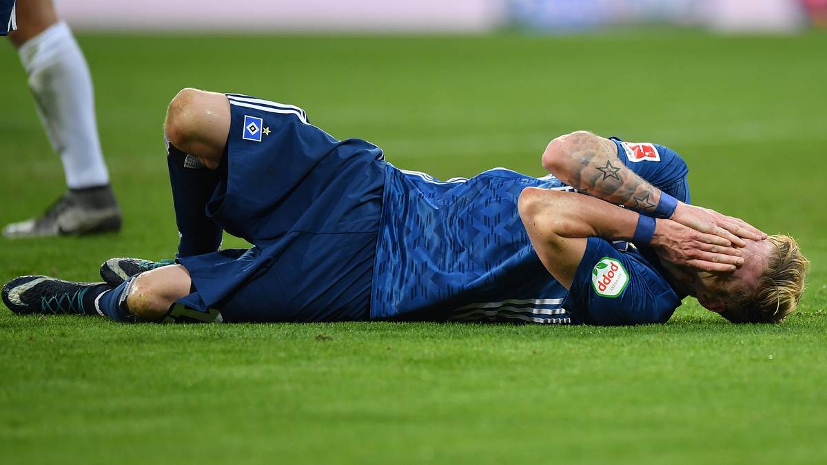 Andre Hahn liegt am Boden. Kommt der Hamburger SV noch einmal hoch? Nein. Nach dem 18. Spieltag bleibt der Bundesliga-Dino auf dem vorletzten Platz