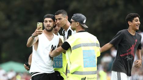 Cristiano Ronaldo wurde auf dem Spielfeld von Juve-Fans umlagert