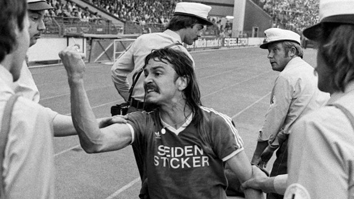 Der Fall endet vor Gericht. Lienen wirft dem Bremer Trainer Otto Rehagel vor, Siegmann angestachelt zu haben. Das Verfahren wird jedoch eingestellt