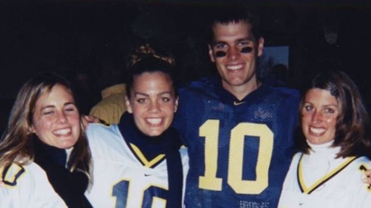 Mit drei älteren Schwestern wächst Brady in Kalifornien auf...