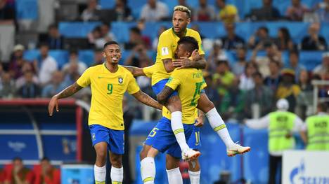 Paulinho (r.) brachte Brasilien sehenswert in Führung