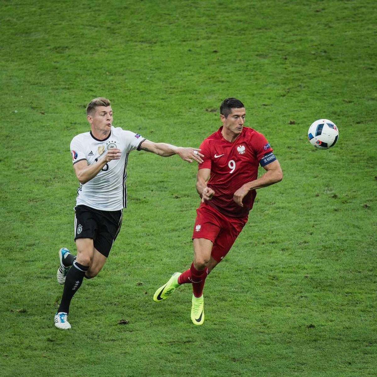 Toni Kroos spricht im Podcast „Einfach mal Luppen“ über die Zukunft von Robert Lewandowski beim FC Bayern. Es stellt sich die Frage, ob der Rekordmeister den Polen noch überzeugen könne. Zudem schwärmt er von einem neuen Mitspieler.