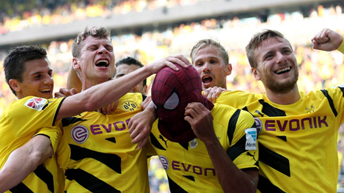 Nach seinem Kopfball zum 2:0 fischt sich der Gabuner die Spiderman-Maske aus dem Stutzen und zaubert nicht nur den Fans ein seliges Grinsen aufs Gesicht. Denn Aubameyang löst ein Versprechen ein?
                  
                  
                  
                  
                  