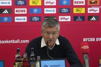 Bei der Pressekonferenz der Basketballer des FC Bayern erklärt Präsident Herbert Hainer unter anderem die Ziele und Wünsche für die diesjährige Saison des Vereins.