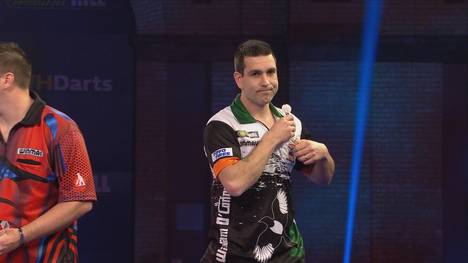 Das Match gegen Daryl Gurney hatte William O'Connor eigentlich schon aufgegeben und seine Pfeile weggesteckt, doch dann folgt eine unglaubliche Aufholjagd. 