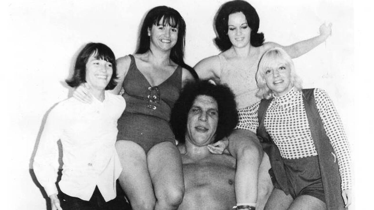 Der junge André the Giant bei einer Kraftdemonstration 1972