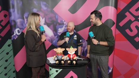 Nicht nur, dass Justin Hood bei der Darts-WM in einem epischen Schlagabtausch den an Nummer sechs gesetzten Danny Noppert rauskegelt - im anschließenden Interview zündet der Engländer obendrein ein Sprüche-Feuerwerk und überzeugt auch mit seinem Humor.