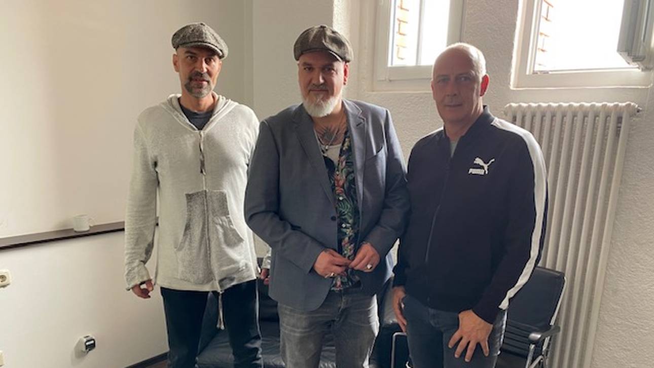 SPORT1-Reporter Reinhard Franke (M.) traf sich im Anschluss an den EM Doppelpass mit Markus Babbel (l.) und Mario Basler zum EM-Interview