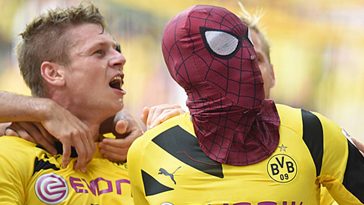 "Das habe ich meinem Sohn Curtis zum dritten Geburtstag versprochen", erklärt der stolze Supercup-Torschütze bei "Bild". Es ist aber nicht das erste Mal, dass "Auba" den Spiderman-Jubel aufführt
                  
                  
                  
                  
                  