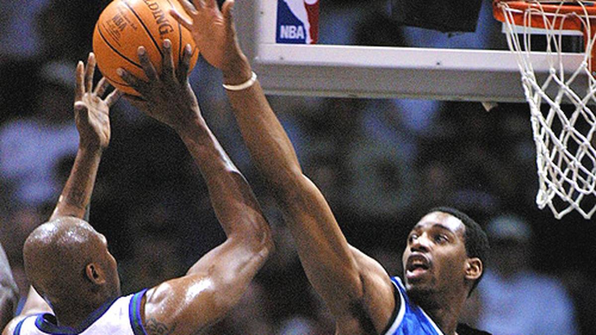 Dank seiner großen Dynamik ist McGrady auch ein starker Verteidiger, der regelmäßig spektakuläre Blocks liefert. Trotzdem ist auch in den Playoffs 2001 gegen Glenn Robinsons Milwaukee Bucks schon in der ersten Runde Endstation