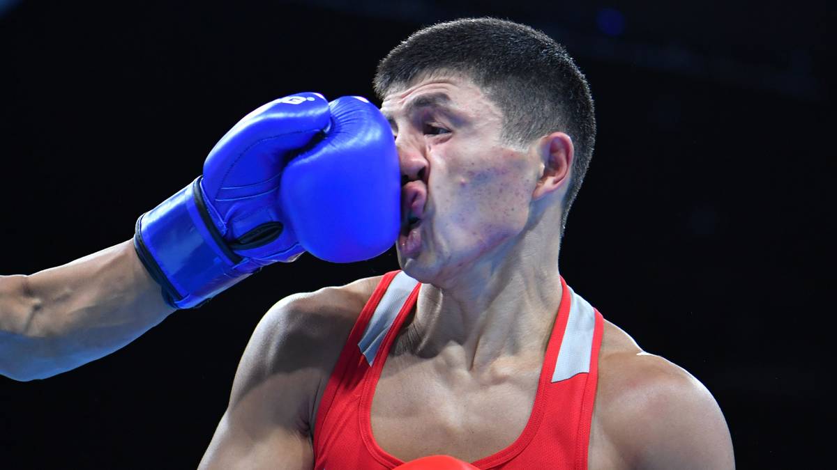 Berik Abdrakhmanov muss einen heftigen Treffer einstecken