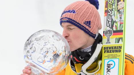 Severin Freund küsst die Kristallkugel nach dem Gesamtweltcup-Sieg