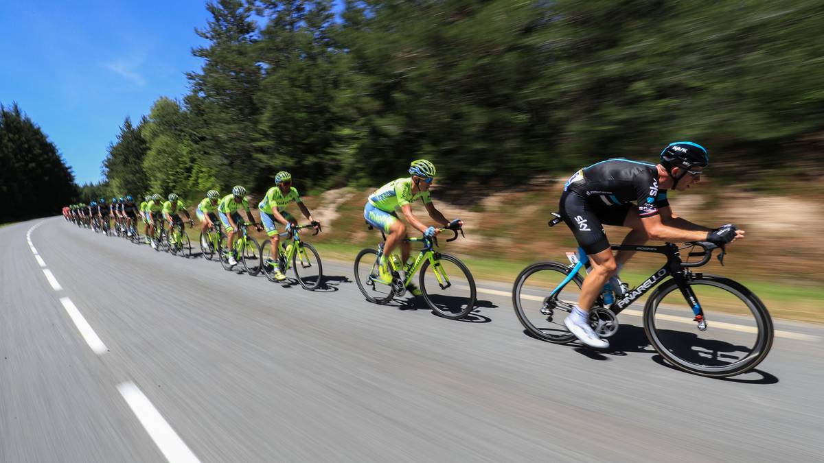 Von der grünen Welle gejagt - Ian Stannard (r.) setzt sich vor die Fahrer des russischen Tinkoff-Teams um Peter Sagan und Alberto Contador