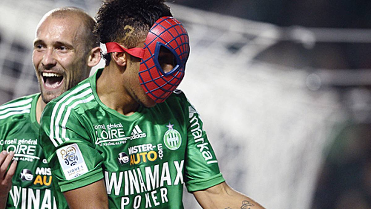 Bereits in der französischen Ligue1 feiert Aubameyang seine Tore für den AS St. Etienne im Superheldenoutfit. In Frankreich ist es allerdings noch eine Plastikmaske. Den Ursprung hat der Jubel übrigens auch in St. Etienne?
                  
                  
                  
                  
                  
