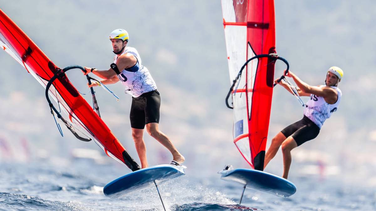 Seite an Seite über dem Wasser. Wir sind hier aber nicht beim Synchronspringen, sondern beim Windsurfen auf dem Foil. Diese Variante der Disziplin feiert olympische Premiere