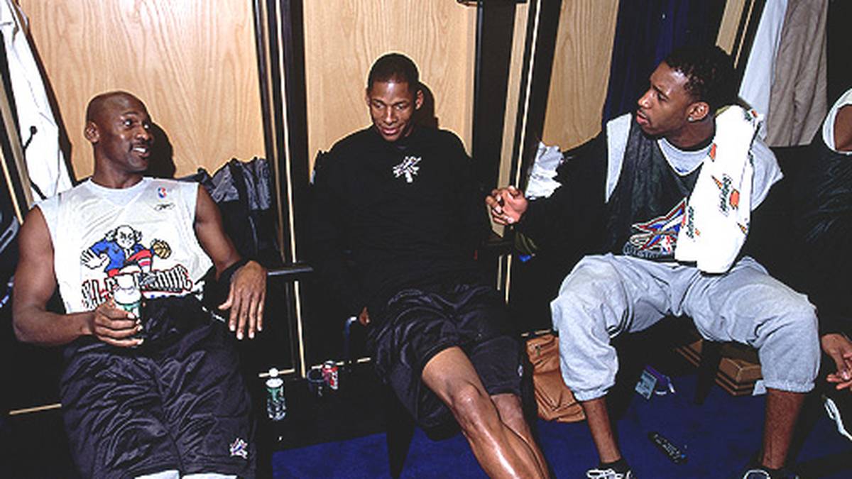 Ein Jahr später wird McGrady eine besondere Ehre zu Teil. Bei seinem zweiten von insgesamt sieben All-Star Games (zwischen 2001 und 2007) darf er mit Legende Michael Jordan (l.) zusammenspielen