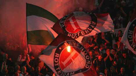 Anhänger von Feyenoord Rotterdam feiern ihr Team 