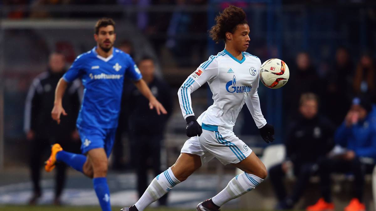 Und auch Leroy Sanes (r.) Schalker tun sich bei Aufsteiger Darmstadt 98 auf holprigem Geläuf schwer