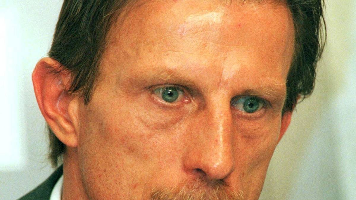 Doch der Leverkusener Coach überführt sich selbst mit einer Haarprobe des Kokainkonsums. Prompt folgt die Entlassung. Daum flieht nach dem Bekanntwerden nach Florida