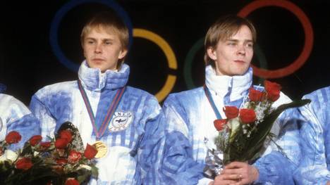Tumo Ylipulli (rechts neben Matti Nykänen) gehörte 1988 zum finnischen Gold-Team