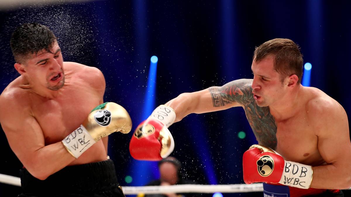 Es ist eine sichtlich schweißtreibende Angelegenheit in der Dortmunder Westfalenhalle