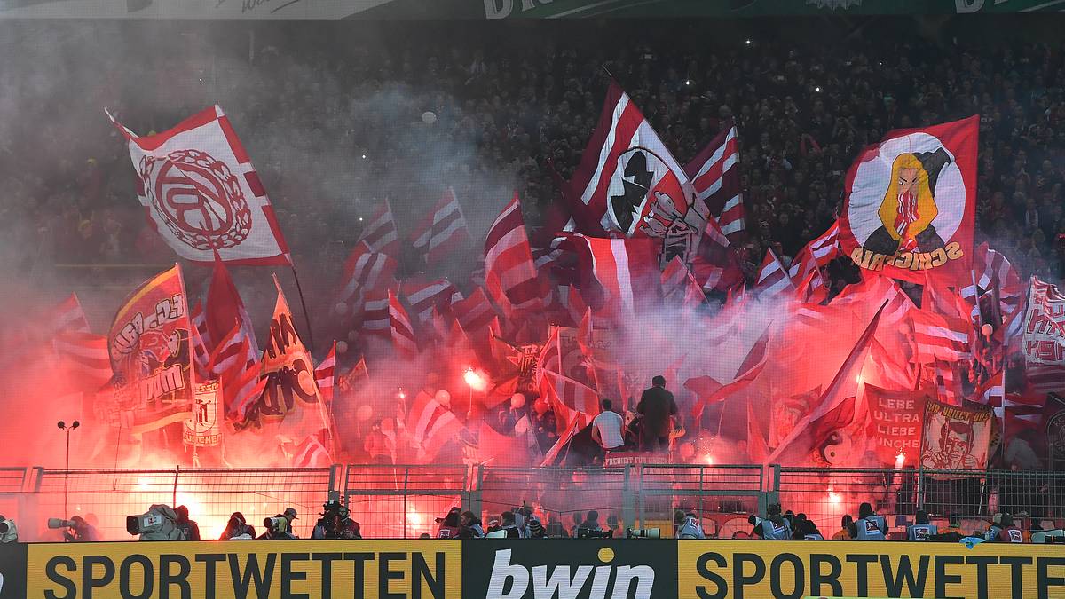 Im Bayern-Block wird der nächste Sieg gegen den Rivalen aus Dortmund etwas zu heftig gefeiert