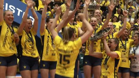 Der SSC Palmberg Schwerin ist nach sieben Jahren Durststrecke wieder Deutscher Meister. Gegen den Dresdner SC dreht das Team von Felix Koslowski einen 0:2-Satzrückstand.