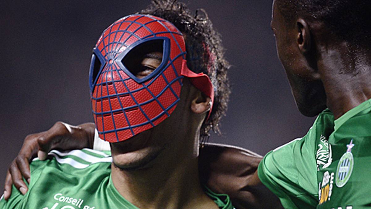 Mit der Spiderman-Maske grüßt er seinen ehemaligen Teamkollegen Jeremie Janot. Der Torhüter ist ein großer Spiderman-Fan ist und spielt 2005 gegen den FC Istre selbst in einem Spiderman-Kostüm
                  
                  
                  
                  
                  