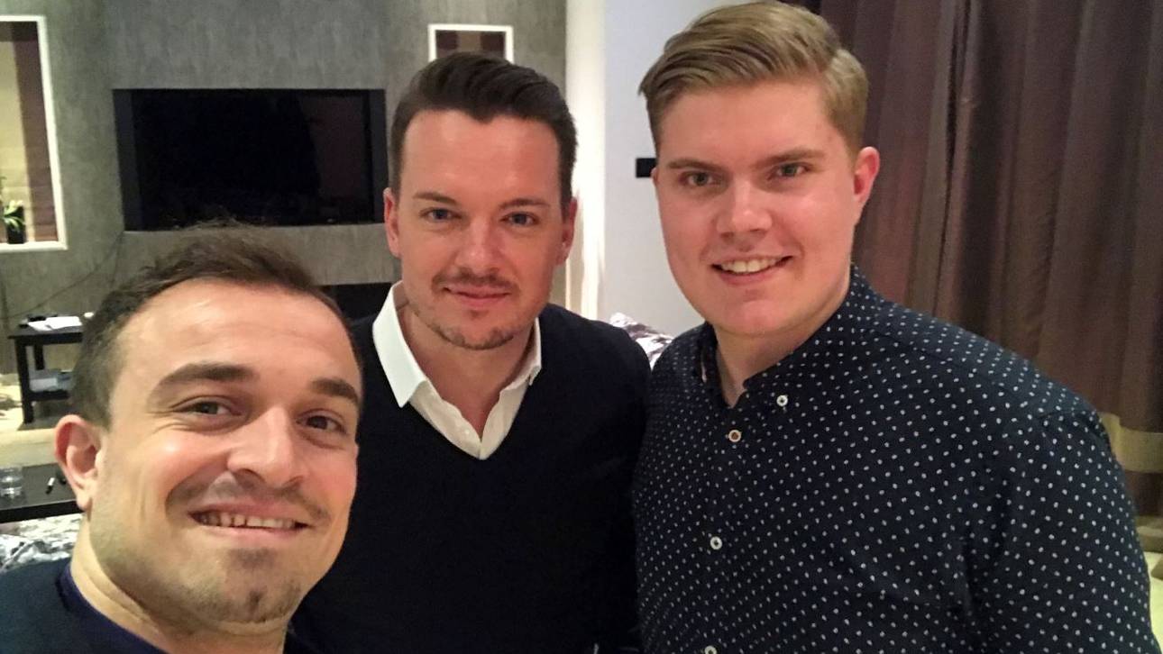 Die SPORT1-Redakteure Florian Plettenberg (M.) und Florian Mesner besuchten Xherdan Shaqiri in England