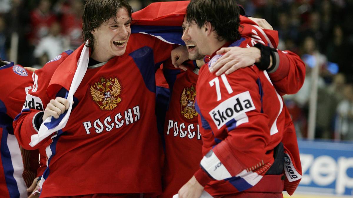 2008, RUSSLAND: Ein Jahr später nehmen die Russen Revanche und schlagen ihrerseits den verhassten Gegner in der eigenen Halle in Quebec City mit 5:4 n.V. . Ilya Kovalchuk (r., Nr. 71) trifft in der Overtime zum umjubelten Sieg für die "Sbornaja", zum MVP wird er allerdings erst ein Jahr später gewählt...