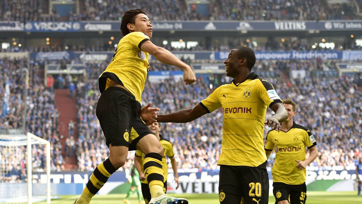 In der 49. Minute legt Moritz Leitner an der Strafraumgrenze per Hacke für Shinji Kagawa (l.) ab - und der Japaner schlenzt den Ball traumhaft ins lange Eck! 